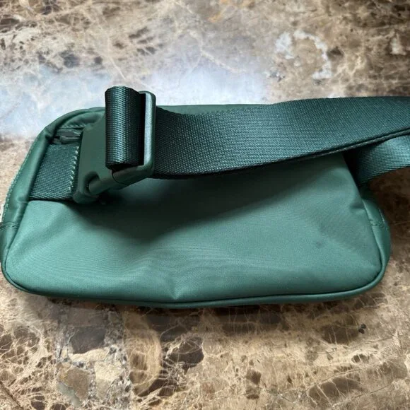 Lululemon Women’s Everywhere Belt Crossbody Bag 1L Green NWOT - Picture 2 of 12